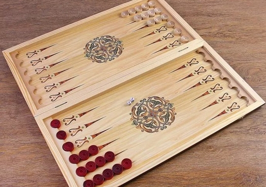 Приму в дар настольные нарды для игры